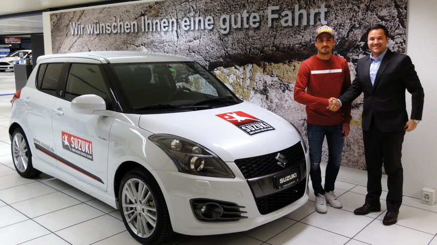 Roger Calisi, Direktor Vertrieb & Marketing Suzuki Automobile Schweiz AG, überreichte Noel Ott den Suzuki Swift Sport.